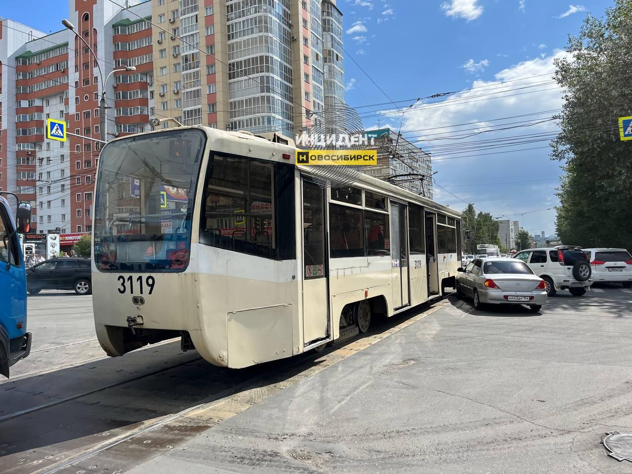 Фото В Октябрьском районе Новосибирска столкнулись иномарка и трамвай №13 2